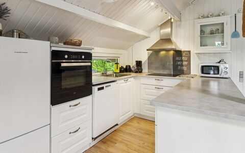 Maini - 30Km from the Sea: Flooring, Hout, Interieur Ontwerp, Verdieping, Keuken, Plafond, Countertop, Major Appliance, Toestel Van De Keuken, Cabinetry