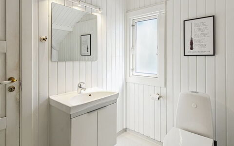 Maini - 30Km from the Sea: Loodgieterswerkinrichting, Hout, Flooring, Badkamer, Interieur Ontwerp, Wastafel, Verdieping, Wastafel In De Badkamer, Loodgieter, Kraan