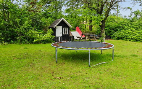 Maini - 30Km from the Sea: Gras, Trampoline, Trampolinespringen - Materialen En Benodigdheden, Tuin, Gazon, Werf, Backyard, Park, Schaduw