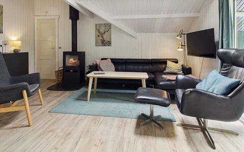 Maini - 30Km from the Sea: Meubilair, Interieur Ontwerp, Flooring, Verdieping, Houten Vloer, Hout, Woonkamer, Huis, Plafond, Kamer