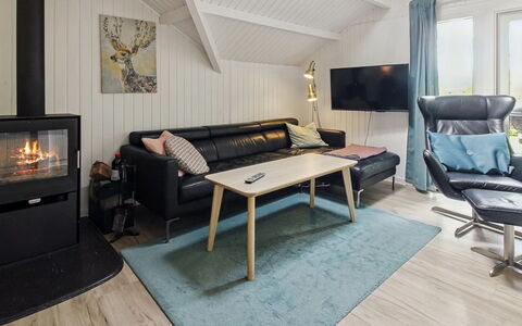 Maini - 30Km from the Sea: Meubilair, Interieur Ontwerp, Flooring, Verdieping, Bankstel, Hout, Kamer, Woonkamer, Plafond, Televisie