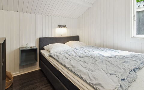 Maini - 30Km from the Sea: Slaapkamer, Hout, Bed, Laken, Flooring, Bedding, Plafond, Verdieping, Interieur Ontwerp, Bed Frame