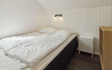 Maini - 30Km from the Sea: Slaapkamer, Hout, Bed, Laken, Verdieping, Flooring, Plafond, Bedding, Interieur Ontwerp, Bed Frame