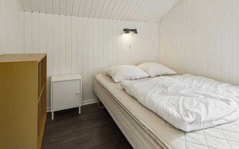 Maini - 30Km from the Sea: Slaapkamer, Hout, Verdieping, Flooring, Plafond, Bed, Interieur Ontwerp, Laken, Bedding, Bed Frame