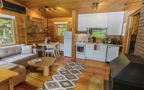 Whispering Woods: Hout, Flooring, Interieur Ontwerp, Verdieping, Bankstel, Meubilair, Plafond, Kamer, Woonkamer, Huis