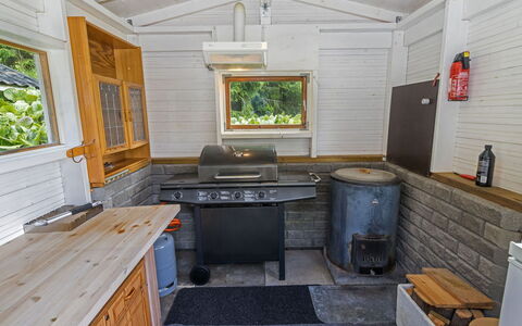 Whispering Woods: Hout, Major Appliance, Keuken, Toestel Van De Keuken, Fornuis, Huishoudapparatuur, Countertop, Fornuis, Hardwood, Cabinetry