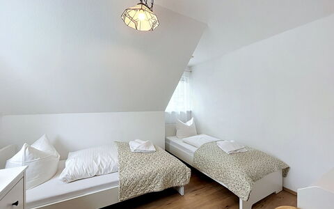 Hohe Kiefern: Slaapkamer, Hout, Verdieping, Bed, Flooring, Bedding, Laken, Interieur Ontwerp, Huis, Plafond