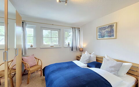 Hohe Kiefern: Meubilair, Interieur Ontwerp, Muur, Bed, Hout, Slaapkamer, Verdieping, Flooring, Plafond, Laken