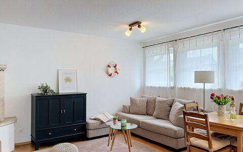 Hohe Kiefern: Meubilair, Interieur Ontwerp, Bankstel, Muur, Flooring, Verdieping, Hout, Plafond, Kamer, Woonkamer