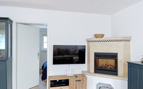 Hohe Kiefern: Meubilair, Interieur Ontwerp, Flooring, Hout, Verdieping, Televisie, Kamer, Huishoudapparatuur, Woonkamer, Verlichting