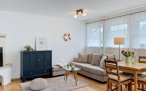 Hohe Kiefern: Meubilair, Interieur Ontwerp, Bankstel, Flooring, Muur, Verdieping, Hout, Plafond, Woonkamer, Kamer