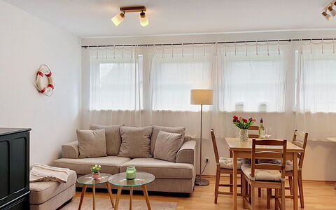 Hohe Kiefern: Meubilair, Interieur Ontwerp, Bankstel, Flooring, Verdieping, Muur, Kamer, Hout, Plafond, Woonkamer