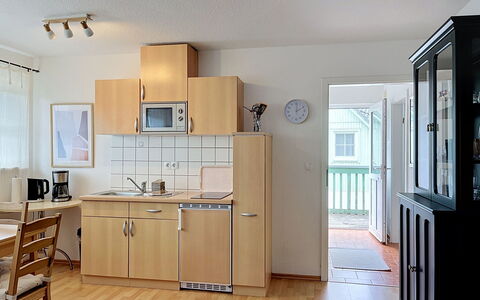 Hohe Kiefern: Meubilair, Hout, Flooring, Interieur Ontwerp, Keuken, Verdieping, Kamer, Countertop, Cabinetry, Major Appliance