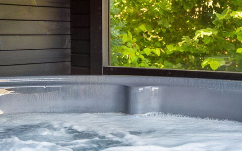 Elaina - 550M from the Sea: Bad, Loodgieterswerkinrichting, Jacuzzi, Zwembad, Badkamer