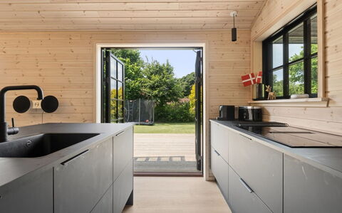 Elaina - 550M from the Sea: Keuken, Hout, Countertop, Flooring, Toestel Van De Keuken, Verdieping, Loodgieterswerkinrichting, Wastafel, Kraan, Cabinetry