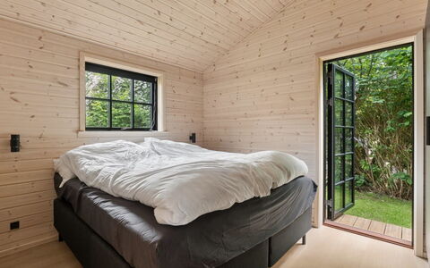Elaina - 550M from the Sea: Hout, Hardwood, Plank, Verblijf, Slaapkamer, Beits, Blokhut, Bed, Garden Gebouwen, Natuurlijk Materiaal