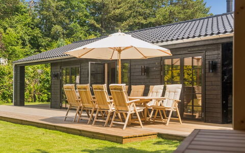 Elaina - 550M from the Sea: Hout, Buitenmeubels, Dak, Huis, Verblijf, Buitentafel, Dek, Tuin, Schaduw, Hardwood