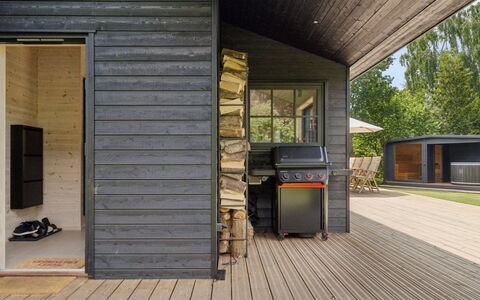 Elaina - 550M from the Sea: Hout, Siding, Huis, Hardwood, Verblijf, Plank, Dek, Garden Gebouwen, Veranda, Beits