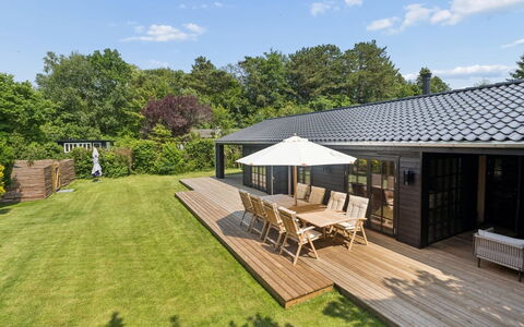 Elaina - 550M from the Sea: Dak, Huis, Verblijf, Deur, Dek, Landgoed, Tuin, Boerderij, Veranda, Schaduw