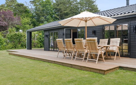 Elaina - 550M from the Sea: Hout, Buitenmeubels, Dek, Buitentafel, Hardwood, Schaduw, Tuin, Beits, Patio, Plank