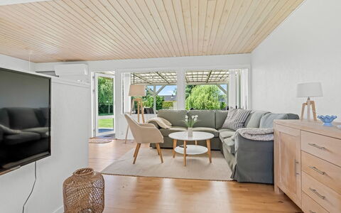 Gertraud - 600M from the Sea: Meubilair, Interieur Ontwerp, Flooring, Verdieping, Hout, Plafond, Houten Vloer, Bankstel, Woonkamer, Verlichting