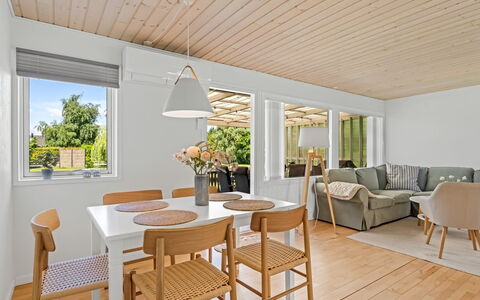 Gertraud - 600M from the Sea: Meubilair, Interieur Ontwerp, Flooring, Verdieping, Hout, Tafel, Stoel, Plafond, Eetkamer, Houten Vloer