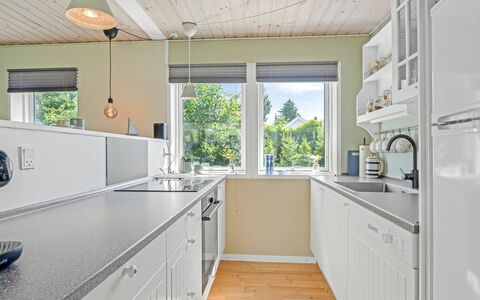 Gertraud - 600M from the Sea: Keuken, Countertop, Interieur Ontwerp, Flooring, Toestel Van De Keuken, Hout, Cabinetry, Plafond, Major Appliance, Verdieping
