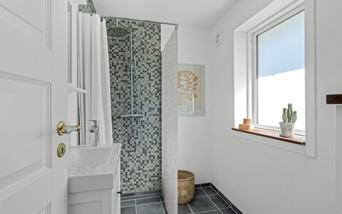 Gertraud - 600M from the Sea: Flooring, Muur, Badkamer, Interieur Ontwerp, Verdieping, Loodgieterswerkinrichting, Tegel, Plafond, Loodgieter, Huis