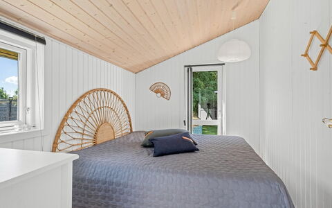 Gertraud - 600M from the Sea: Hout, Interieur Ontwerp, Plafond, Slaapkamer, Flooring, Verlichting, Verdieping, Bed, Meubilair, Bed Frame
