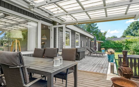 Gertraud - 600M from the Sea: Hout, Veranda, Huis, Buitenmeubels, Dek, Meubilair, Deur, Buitentafel, Hardwood, Patio