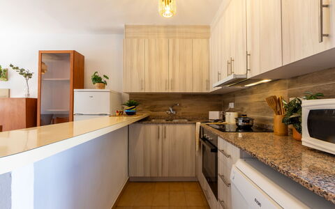 Nuri: Family Car, Appartement, Luxevoertuig, Mid-Size Car, Parking, Sedan, Compacte Auto, Stadsauto