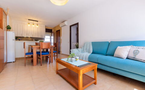 Nuri: Family Car, Appartement, Luxevoertuig, Mid-Size Car, Parking, Sedan, Compacte Auto, Stadsauto