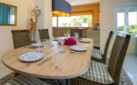 Castillo: Meubilair, Interieur Ontwerp, Tafel, Stoel, Flooring, Hout, Eetkamer, Keuken En Eettafel, Verdieping, Verlichting