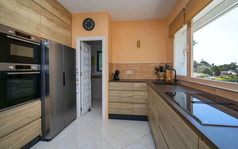 Castillo: Keuken, Cabinetry, Interieur Ontwerp, Meubilair, Countertop, Flooring, Toestel Van De Keuken, Verdieping, Major Appliance, Hout