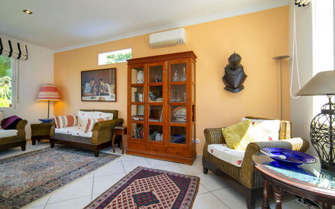 Castillo: Meubilair, Interieur Ontwerp, Bankstel, Flooring, Hout, Plafond, Woonkamer, Verdieping, Kamer, Verlichting