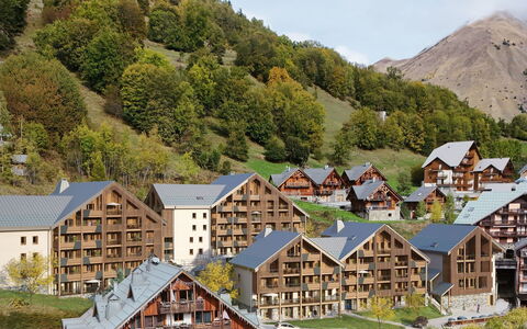 Vaujany 125: Family Car, Appartement, Luxevoertuig, Mid-Size Car, Parking, Sedan, Compacte Auto, Stadsauto