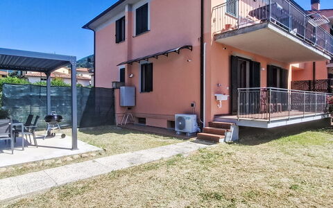 Sondolo: Family Car, Appartement, Luxevoertuig, Mid-Size Car, Parking, Sedan, Compacte Auto, Stadsauto