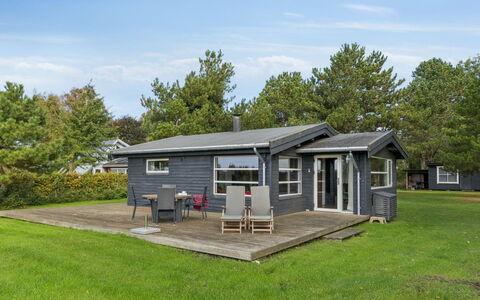 Vilmar - 450M from the Sea: Verblijf, Siding, Schaduw, Garden Gebouwen, Veranda, Werf, Blokhut, Boerderij, Backyard, Plank