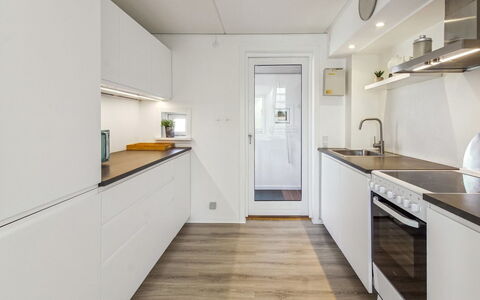 Majvi - 2.3Km from the Sea: Keuken, Countertop, Interieur Ontwerp, Flooring, Hout, Toestel Van De Keuken, Verdieping, Plafond, Major Appliance, Cabinetry