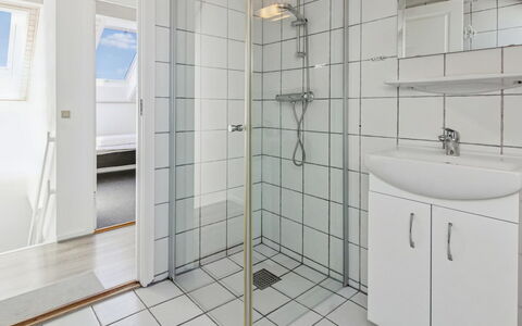 Majvi - 2.3Km from the Sea: Flooring, Verdieping, Interieur Ontwerp, Plafond, Loodgieterswerkinrichting, Samengesteld Materiaal, Loodgieter, Kamer, Badkamer, Appartement