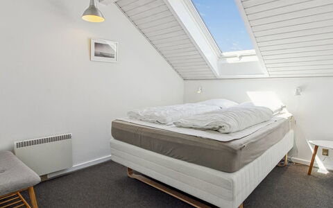 Majvi - 2.3Km from the Sea: Hout, Slaapkamer, Interieur Ontwerp, Flooring, Verdieping, Plafond, Linens, Bed, Verlichting, Meubilair