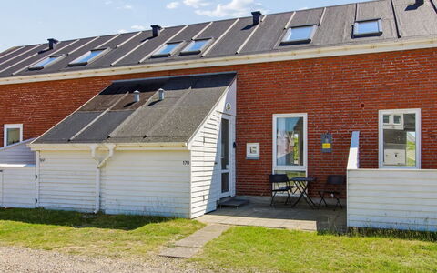 Majvi - 2.3Km from the Sea: Dak, Deur, Metselwerk, Oprit, Siding, Steen, Werf, Parking, Schoorsteen, Daylighting