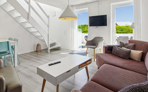 Majvi - 2.3Km from the Sea: Meubilair, Interieur Ontwerp, Flooring, Hout, Verdieping, Tafel, Bankstel, Huis, Woonkamer, Stoel