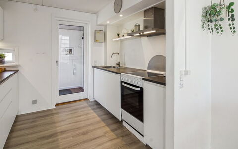 Majvi - 2.3Km from the Sea: Flooring, Muur, Interieur Ontwerp, Hout, Verdieping, Plafond, Appartement, Countertop, Kamer, Major Appliance