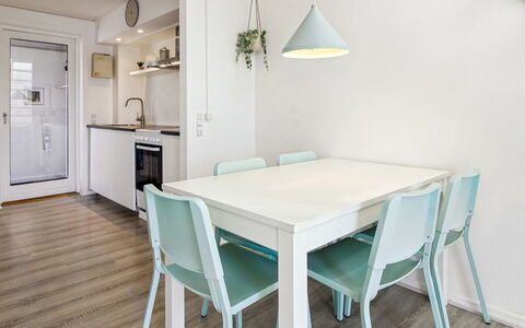 Majvi - 2.3Km from the Sea: Meubilair, Interieur Ontwerp, Flooring, Hout, Verdieping, Plafond, Keuken En Eettafel, Tafel, Eetkamer, Kamer