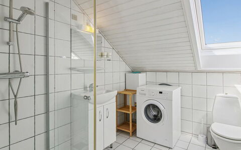 Majvi - 2.3Km from the Sea: Flooring, Verdieping, Interieur Ontwerp, Plafond, Loodgieterswerkinrichting, Loodgieter, Kamer, Wastafel, Kraan, Tegel