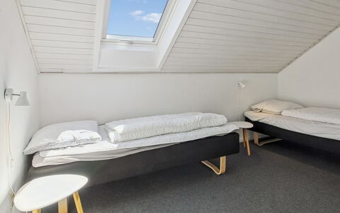 Majvi - 2.3Km from the Sea: Slaapkamer, Hout, Bed, Verdieping, Flooring, Laken, Bedding, Interieur Ontwerp, Plafond, Bed Frame
