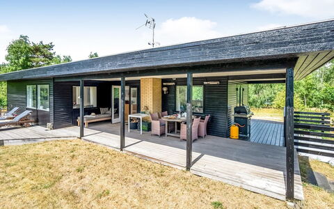 Tabetha - 800M from the Sea: Verblijf, Schaduw, Landscaping, Veranda, Hardwood, Siding, Boerderij, Garden Gebouwen, Outdoor Structuur, Plank