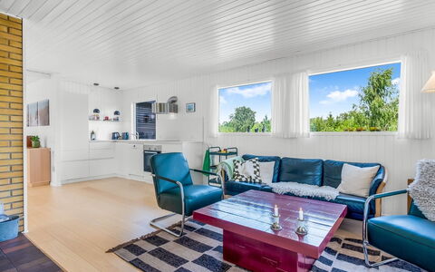 Tabetha - 800M from the Sea: Interieur Ontwerp, Plafond, Flooring, Bankstel, Meubilair, Verdieping, Woonkamer, Kamer, Verlichting, Huis