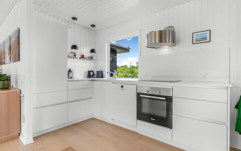 Tabetha - 800M from the Sea: Flooring, Interieur Ontwerp, Hout, Verdieping, Toestel Van De Keuken, Countertop, Keuken, Cabinetry, Plafond, Houten Vloer